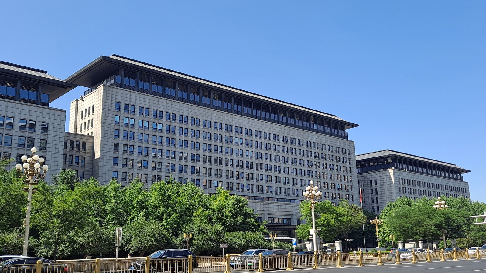 Façade du ministère chinois du Commerce à Pékin, sous un ciel bleu